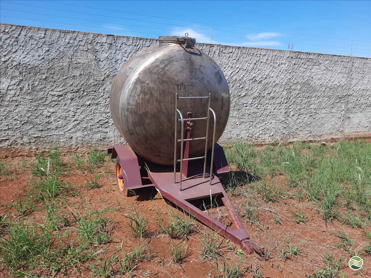 IMPLEMENTOS AGRICOLAS CARRETA TANQUE TANQUE 2000 LITROS Marcão Tratores UBERABA MINAS GERAIS MG